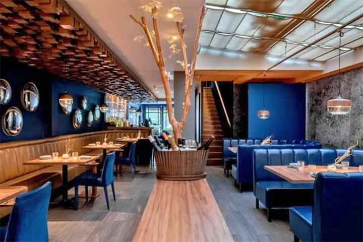 O Evvai também se diferencia pela proposta autoral do chef Luiz Filipe Souza, que desenvolveu o conceito de “oriundi”, no qual resgata suas raízes italianas reinterpretadas com ingredientes e técnicas brasileiras contemporâneas. A casa valoriza uma experiência sensorial completa, com forte apelo visual e narrativo em cada prato, além de uma curadoria cuidadosa de vinhos e harmonizações pensadas para dialogar com o menu.
