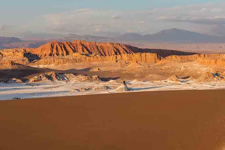 O Atacama é considerado o deserto mais seco do planeta, com algumas áreas sem registro de chuvas por séculos. Essa condição extrema contribui para a aparência lunar do Vale. A ausência de vegetação reforça a sensação de estar em outro mundo. Apesar disso, formas pequenas de vida adaptadas sobrevivem, mostrando a resiliência da natureza. O clima seco também favorece a preservação das formações rochosas. É um ambiente que desafia os limites da sobrevivência.