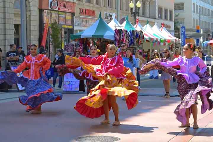 A cidade é conhecida por sua forte presença latina, que se reflete em festivais, gastronomia e tradições. Essa diversidade cultural cria uma atmosfera única, onde convivem diferentes expressões artísticas e comunitárias.