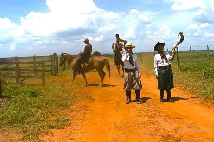 Cada toque possui um significado próprio, formando uma espécie de código sonoro. Assim, os peões sabiam quando sair, reunir o gado ou fazer uma pausa.