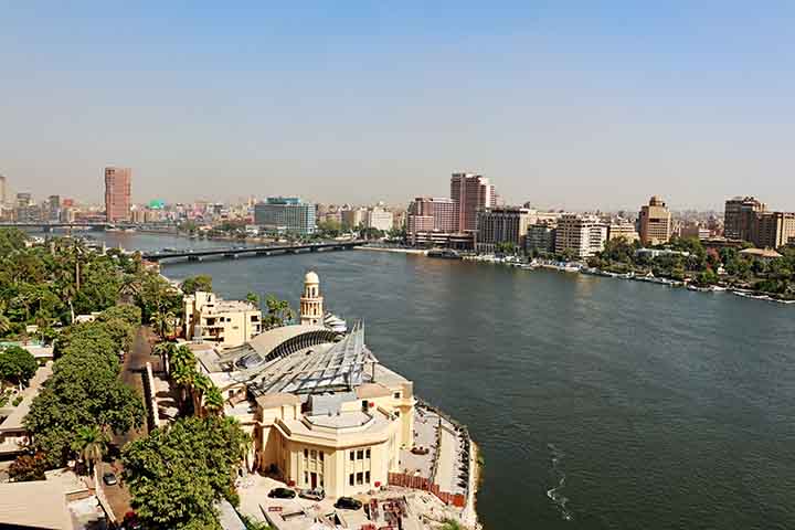 O Nilo atravessa o Cairo e oferece passeios de barco que revelam uma perspectiva única da cidade, permitindo observar monumentos e bairros sob outro ângulo. À noite, as luzes refletem nas águas e criam um espetáculo visual inesquecível que encanta moradores e turistas. O rio é símbolo de vida e prosperidade desde os tempos faraônicos, sustentando culturas e tradições ao longo dos séculos.