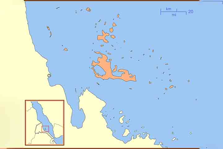 Registros clássicos, como o “Périplo do Mar Eritreu”, já mencionavam as ilhas como ponto estratégico de comércio. Durante o período romano, o arquipélago ganhou notoriedade por suas ricas pescarias de pérolas, atividade que atravessou séculos e ainda hoje integra a economia local, embora em menor escala.
