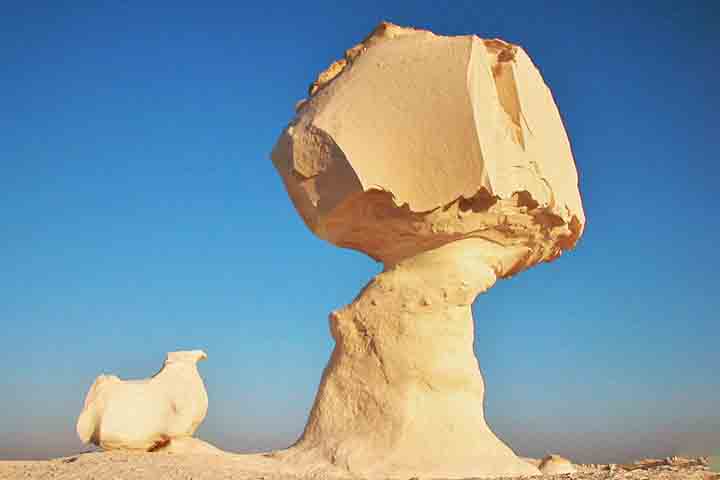 O Deserto Branco é famoso por rochas que lembram cogumelos, esfinges e até figuras humanas. O contraste entre o branco das formações e o dourado da areia cria um espetáculo visual raro. Ao pôr do sol, as sombras projetadas intensificam a sensação de estar em um cenário de fantasia. A paisagem transmite a impressão de um mundo moldado pela imaginação da natureza.