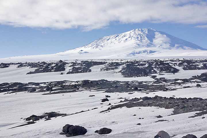 A região enfrenta temperaturas que podem cair abaixo de 40? graus Celsius negativos, com ventos cortantes que moldam a paisagem. O contraste entre o calor interno do vulcão e o frio externo gera fenômenos incomuns, evidenciando um equilíbrio frágil que torna a duna um laboratório natural.