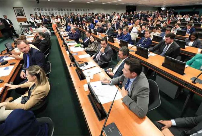 Fim da escala 6×1 avança na Câmara: entenda as propostas e os próximos passos