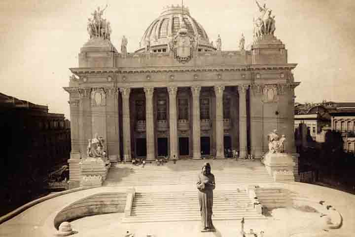 O atual prédio do Palácio Tiradentes foi inaugurado em maio de 1926 para sediar a Câmara dos Deputados, quando o Rio de Janeiro era capital federal, ainda durante a chamada Primeira República. Com arquitetura imponente, em estilo eclético, o edifício representava o poder legislativo do Brasil em um momento de afirmação institucional do país. Décadas depois, com a transferência da capital para Brasília, em 1960, o palácio passou a abrigar a Assembleia Legislativa do então Estado da Guanabara e, d