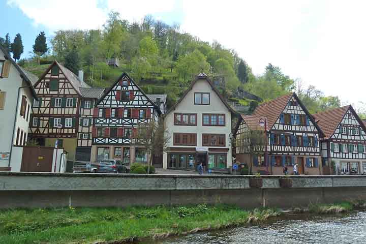 Pequenos vilarejos com casas de madeira e telhados inclinados marcam a identidade da região. Essas comunidades preservam tradições artesanais e religiosas. A vida rural é parte essencial da cultura da Floresta Negra.