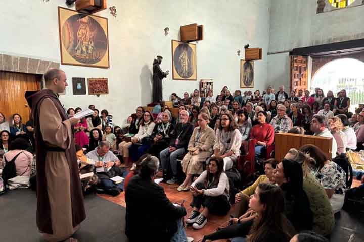 Frei Gilson construiu uma presença expressiva no ambiente digital. Ele costuma conduzir lives de oração que reúnem centenas de milhares de espectadores simultâneos. Em meio a essa popularidade, o sacerdote já fez diversas declarações polêmicas sobre temas sensíveis da atualidade, como feminismo, racismo, política, aborto e gênero, com manifestões que frequentemente o colocam no centro de discussões que extrapolam o campo religioso.
