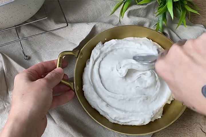 Na culinária, o inhame se destaca pela versatilidade. Pode ser consumido cozido, assado, em forma de purês, sopas e até em preparações doces. Em algumas regiões do Brasil, especialmente no Nordeste, é comum seu uso no café da manhã ou em pratos típicos. 
