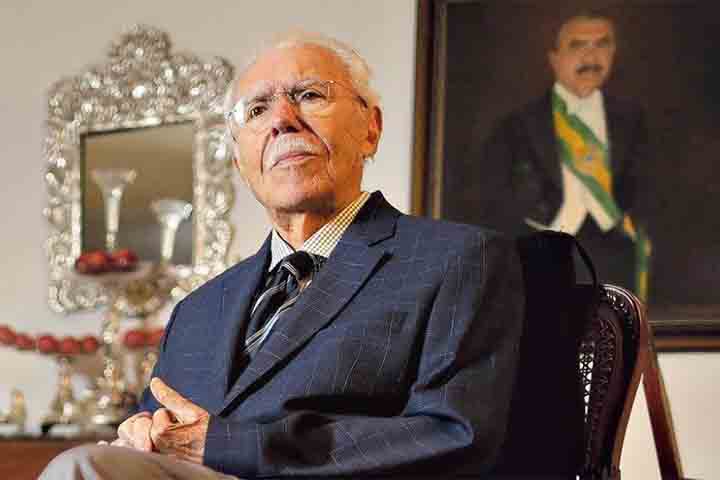 Para conter esse cenário, foram implementados planos econômicos como o Cruzado, o Bresser e o Verão, que incluíam medidas drásticas, a exemplo do congelamento de preços e mudanças na moeda. Embora tenham gerado momentos iniciais de otimismo, esses planos não conseguiram estabilizar a economia de forma duradoura, e a inflação voltou a subir nos anos seguintes.
