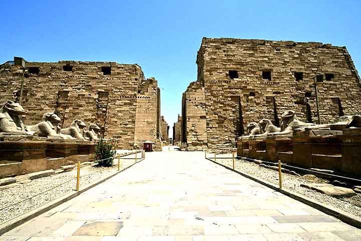 O templo de Karnak é famoso por sua escala monumental e pela diversidade de estilos acumulados ao longo dos séculos. A Sala Hipostila, com colunas de mais de 20 metros, cria uma atmosfera de imponência e mistério, enquanto obeliscos erguidos por faraós como Hatshepsut ainda se destacam no horizonte. Cada detalhe arquitetônico revela a busca por eternizar o poder divino e humano.