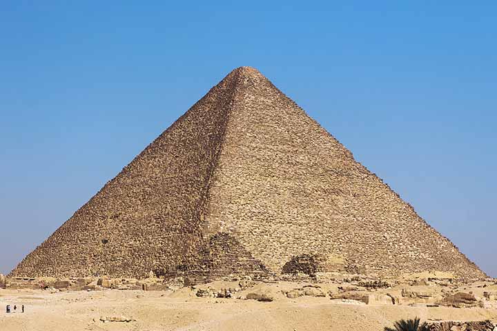 Quéops, da Quarta Dinastia, foi o responsável pela construção da Grande Pirâmide de Gizé, uma das Sete Maravilhas do Mundo Antigo. O monumento impressiona pela precisão arquitetônica e pela escala monumental, refletindo poder e divindade. Seu reinado consolidou a imagem do faraó como figura central e sagrada na sociedade egípcia.
