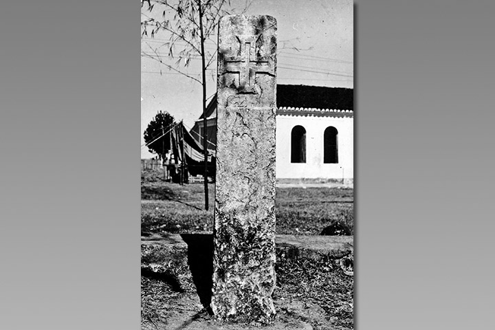 A origem do monumento remonta às práticas adotadas pelos navegadores portugueses durante a expansão marítima. Era comum que as expedições levassem consigo padrões de pedra para assinalar a posse de novas terras em nome da Coroa. No caso de Porto Seguro, embora não haja comprovação de que Cabral tenha instalado um desses marcos em 1500, registros indicam que a peça atual foi colocada por volta de 1503, durante expedições posteriores. O monumento que hoje pode ser visitado teria sido erguido pouco