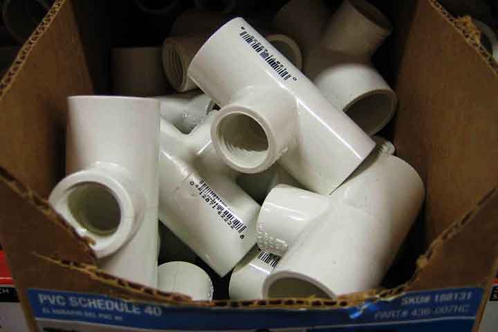 O PVC (Policloreto de Vinila) é usado em tubos, cabos e revestimentos, destacando-se pela versatilidade e baixo custo. Contudo, sua produção e descarte liberam substâncias tóxicas, conectando saúde humana e meio ambiente. A reciclagem é limitada, tornando o debate sobre alternativas ainda mais urgente.