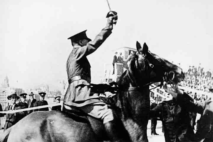 A inauguração em 1932 foi marcada por pompa e controvérsia, já que um manifestante cortou a fita antes do governador oficial. Esse episódio curioso reforçou a ponte como palco de histórias que misturam política, sociedade e cultura.