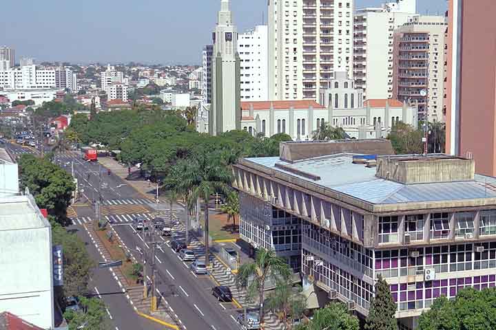 O comércio diversificado e as boas opções de mobilidade, com trânsito que flui bem, completam a estrutura urbana, características que transformam o município em polo regional. Esse conjunto de fatores contribui para atrair novos moradores, especialmente estudantes, profissionais liberais e famílias em busca de uma rotina mais tranquila.
