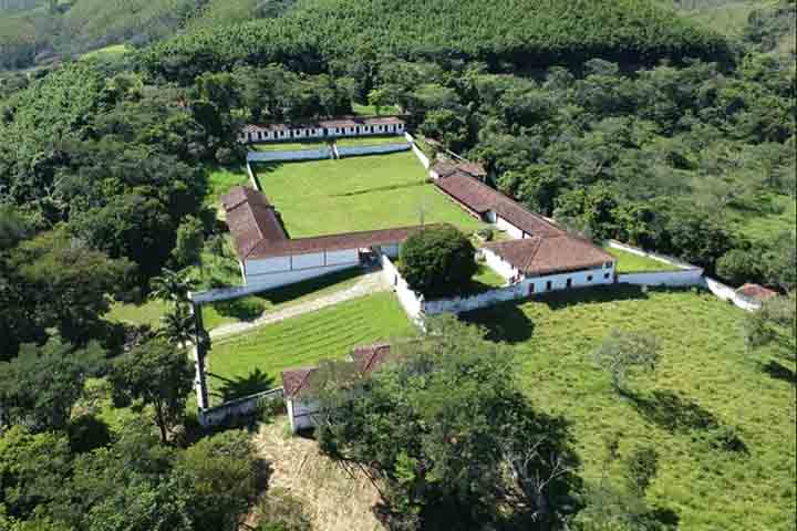 A origem da cidade remonta ao final do século 18, quando viajantes e tropeiros que cruzavam o interior paulista rumo ao Rio de Janeiro começaram a se estabelecer na região. O nome une religiosidade e geografia: São José refere-se ao padroeiro da cidade, enquanto “barreiro” a um trecho de difícil travessia, um atoleiro que desafiava animais e viajantes. 
