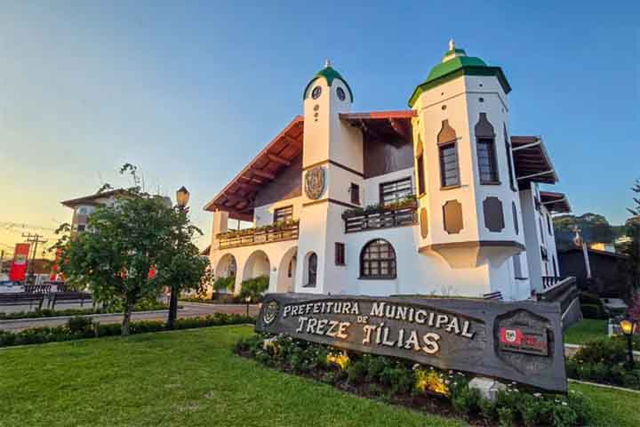 Com pouco menos de dez mil habitantes (9.531, segundo o censo do IBGE de 2022), o município catarinense é conhecido como “Tirol brasileiro”, em referência à identidade austríaca que se manifesta na arquitetura, na gastronomia, na língua e nos costumes locais. 
