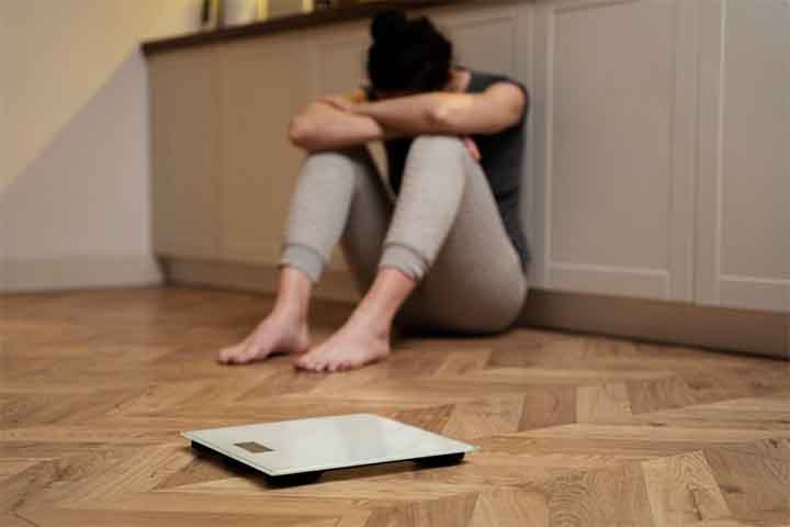 Mesmo com avanços médicos, a tuberculose ainda está entre as doenças infecciosas mais fatais do mundo. Um dos principais motivos é a desigualdade no acesso à saúde. Populações em situação de pobreza, desnutridas ou vivendo em ambientes com alta densidade populacional têm maior risco de adoecer e menor acesso a diagnóstico e tratamento adequados. 
