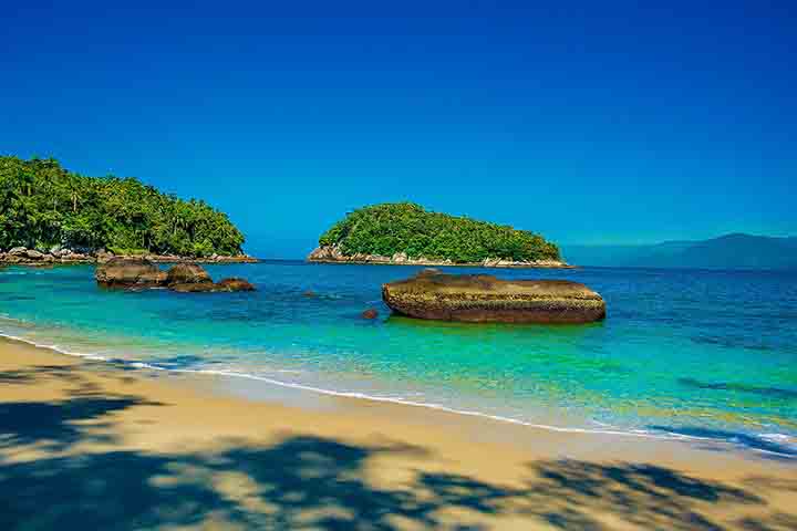 Entre as praias mais conhecidas estão Toninhas, Praia Grande e Félix, cada uma com características próprias e diferentes níveis de infraestrutura. Itamambuca, por exemplo, é um ícone mundial para a prática do surfe devido às suas ondas consistentes.
