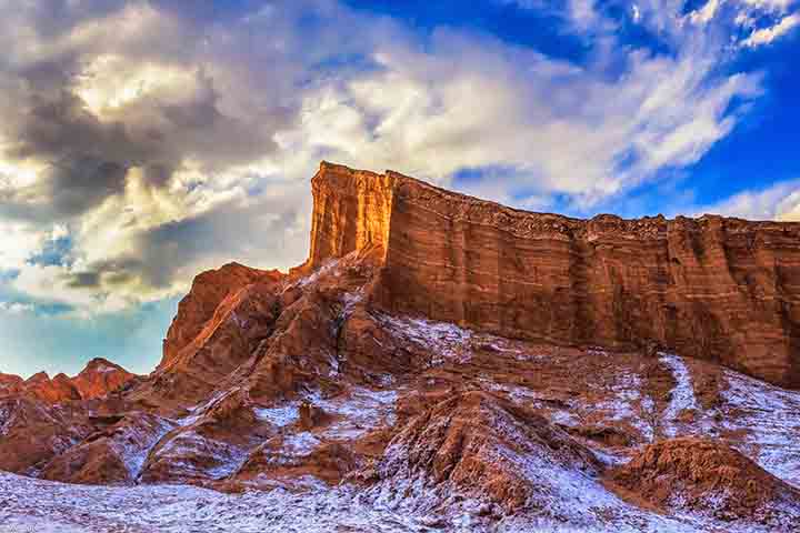 Um dos momentos mais mágicos no Vale da Lua acontece ao pôr do sol. As rochas e dunas mudam de cor, passando por tons de vermelho, laranja, rosa e lilás. O contraste com o céu límpido cria um espetáculo inesquecível, recompensando os visitantes. A transição da luz revela nuances escondidas durante o dia, como que uma comparação de uma obra artística em constante transformação.