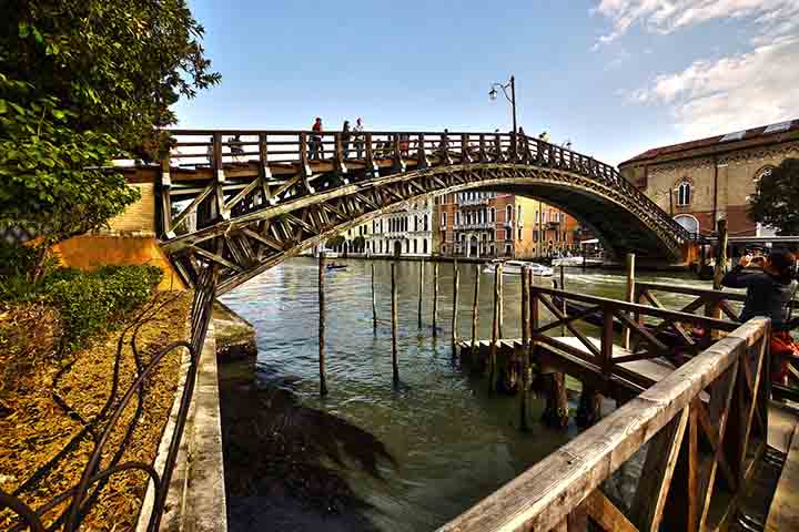 A Ponte da Academia conecta dois importantes bairros (Dorsoduro e San Marco) e oferece uma das vistas mais célebres do Grande Canal,  especialmente em direção à Basílica de Santa Maria della Salute. Originalmente construída de madeira, foi reconstruída em ferro e depois novamente em madeira reforçada, preservando sua tradição. Tornou-se passagem obrigatória para quem deseja contemplar o pôr do sol.

