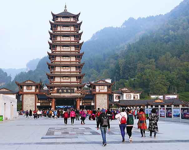 O governo chinês investe em preservação e infraestrutura para receber milhões de visitantes sem comprometer o ecossistema, fazendo de lá um exemplo de turismo responsável. O alinhamento entre trilhas bem planejadas e transporte interno reduzem impactos ambientais, tornando a visita segura e consciente.