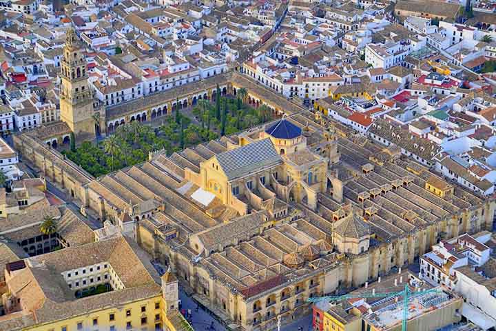 Durante séculos, a Andaluzia foi centro do califado muçulmano, deixando marcas profundas na arquitetura e na vida cotidiana. Monumentos como a Alhambra e a Mesquita-Catedral de Córdoba são testemunhos desse passado. Essa fusão cultural moldou a identidade da região até hoje.
