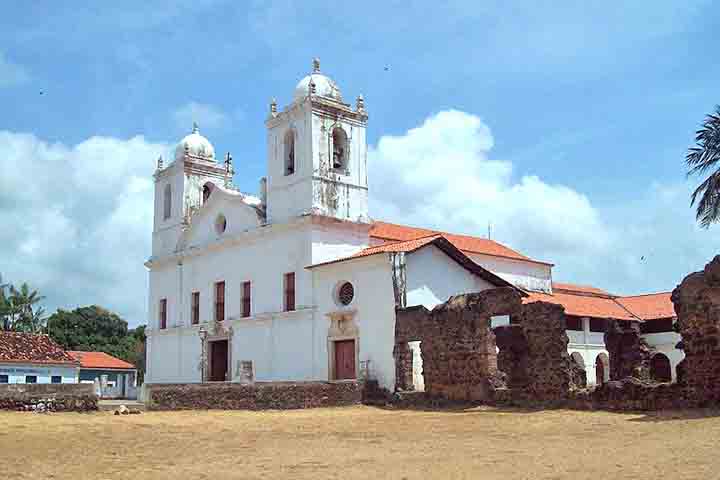 Alcântara abriga atualmente mais de 300 edificações coloniais, muitas delas tombadas, o que transforma o município em um verdadeiro museu a céu aberto, apesar do estado de abandono de muitas dessas estruturas. 
