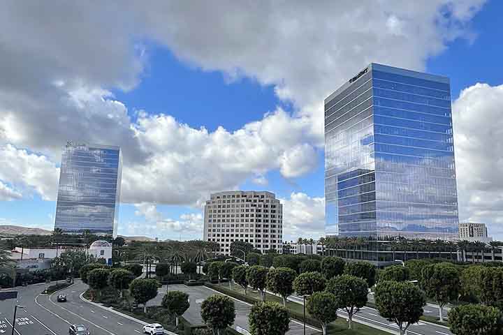 Santa Ana abriga empresas de tecnologia, serviços e indústrias criativas. Sua economia é impulsionada pela proximidade com Los Angeles e pelo papel estratégico dentro do condado de Orange, atraindo investimentos e oportunidades.