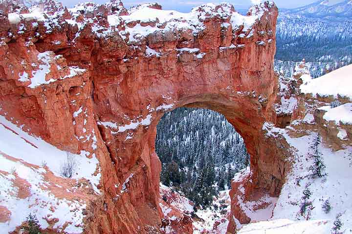 A altitude elevada expõe Bryce a invernos rigorosos e verões quentes. A água infiltra nas fendas e congela, expandindo e quebrando a rocha. Esse processo repetido enfraquece as estruturas e ajuda a esculpir os hoodoos em formas cada vez mais complexas.
