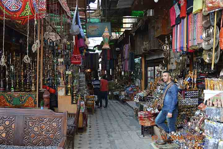 O bazar Khan el-Khalili é um dos mais antigos mercados do Oriente Médio e encanta pela atmosfera vibrante, onde cores e aromas se misturam. Artesanato, especiarias e joias são vendidos em ruas estreitas cheias de história, atraindo visitantes em busca de autenticidade. O local é também ponto de encontro cultural e gastronômico, reunindo tradições e hospitalidade egípcia.
