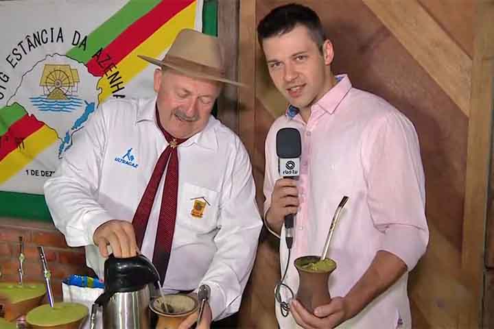 Preparar o chimarrão exige cuidado: colocar a erva, posicionar a bomba e adicionar água quente sem ferver. Deve estar, aliás, aquecida na casa dos 70 graus. Esse processo envolve paciência e respeito pela tradição, transmitido de geração em geração. O ritual, assim, conecta técnica à valorização cultural e fortalece vínculos sociais.
