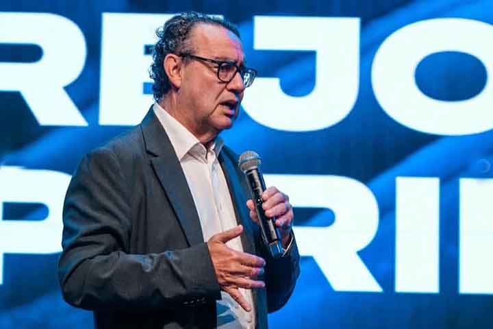 Além da produção literária, Augusto Cury desenvolveu projetos educacionais e sociais voltados ao desenvolvimento emocional. Entre eles está a Escola da Inteligência, iniciativa que propõe a formação de jovens mais preparados para lidar com emoções, relações interpessoais e tomada de decisões. 
