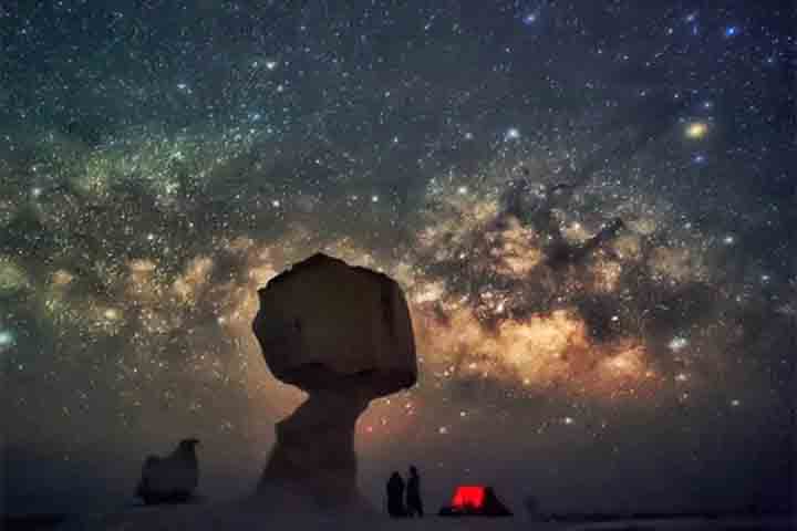 O local é um dos destinos mais procurados por viajantes em busca de experiências fora do comum, e acampamentos noturnos permitem observar o céu estrelado em meio ao silêncio absoluto. A visita ao Deserto Branco é considerada uma das mais memoráveis do Egito moderno, fortalecendo a economia local. O turismo valida a preservação da área e garante a apreciação desta beleza por futuras gerações.
