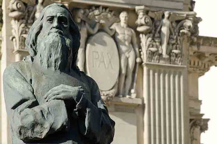 A estátua de Tiradentes, por sua vez, integra um conjunto que reforça a imagem do personagem, que é homenageado anualmente em 21 de abril, data de sua morte, que é feriado nacional. Representado de forma solene e altiva, ele aparece como um símbolo de resistência contra o domínio colonial português. 
