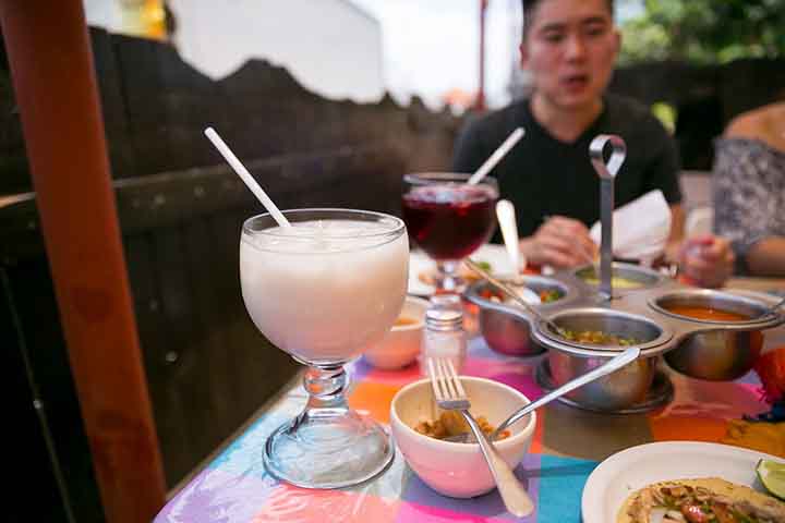 Em outros países latino-americanos, como El Salvador, Honduras e Nicarágua, existem receitas ainda mais distintas. Em alguns casos, com uma mistura de sementes e especiarias, cacau, gergelim e amendoim, o que confere um sabor mais complexo e marcante. 
