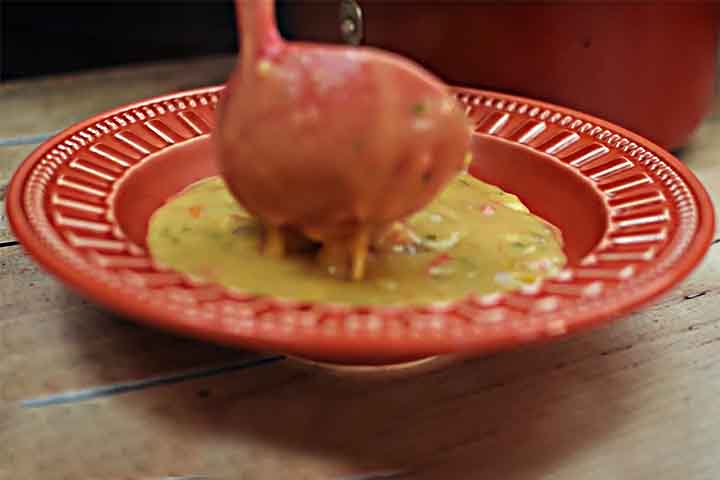 O cozimento elimina esses compostos, tornando o alimento seguro para ingestão. Além disso, como qualquer fonte de carboidrato, o consumo deve ser equilibrado dentro de uma dieta variada.
