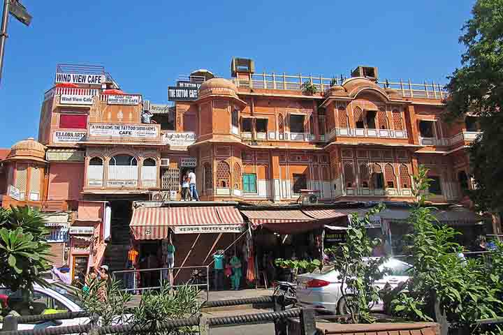 Jaipur também se destaca por uma intensa vida cultural. A capital do Rajestão é um polo de artesanato tradicional. Tecidos estampados, cerâmica e joalheria destacam-se nesse campo. Os bazares coloridos, com a oferta de produtos que refletem séculos de tradição artesanal, Ele se associa à culinária típica, com pratos ricos em especiarias, que reforçam a identidade local. 

