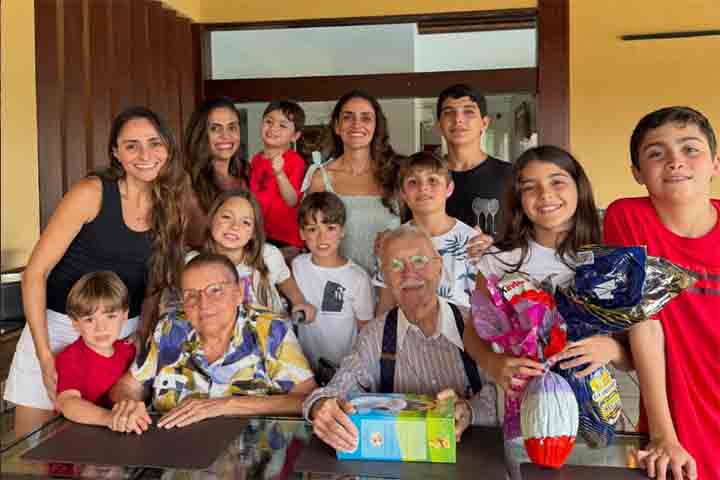 Outro aspecto marcante da vida pública de José Sarney é a influência de sua família na política brasileira e no universo empresarial. Roseana Sarney, sua filha, foi governadora do Maranhão, deputada federal e senadora. Já o filho Fernando Sarney é presidente do sistema Mirante de Comunicação, que pertence à família, e é um dos vice-presidentes da CBF, a Confederação Brasileira de Futebol. 
