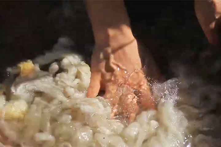 Após a tosquia, a lã passa pelo processo de limpeza e lavagem para remover impurezas como poeira e gordura natural. Esse preparo, portanto, é essencial para que a fibra possa ser fiada e transformada posteriormente em tecido.