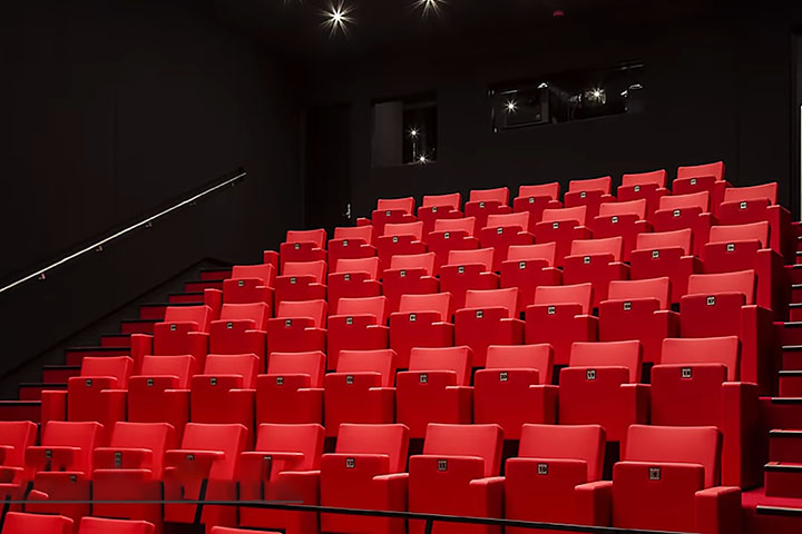 Outro destaque é o cinema especializado com 62 lugares, dedicado à exibição de filmes experimentais que exploram ritmo, cor e som em vez de narrativas convencionais. Um exemplo marcante é 