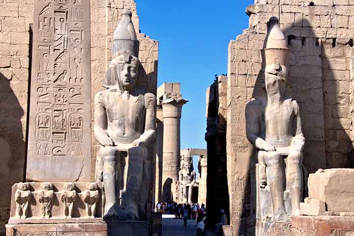 O templo de Luxor impressiona pela avenida de esfinges que o conecta a Karnak e pelas estátuas de Ramsés II que reforçam sua grandiosidade. O pátio aberto e as salas internas eram usados em rituais que celebravam fertilidade e renovação. A harmonia entre proporção e simbolismo torna Luxor um ícone da arquitetura egípcia.