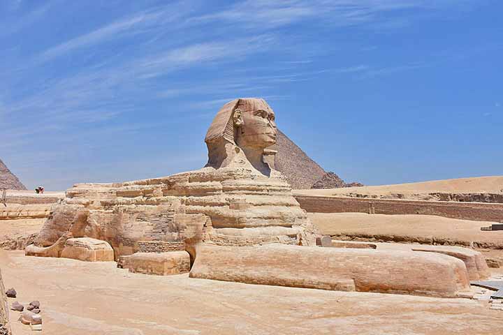 Quéfren sucedeu Quéops e construiu a segunda maior pirâmide de Gizé, além da famosa Esfinge que guarda o planalto como símbolo protetor. Sua obra reforçou a imponência da dinastia e a ligação entre o faraó e os deuses. O reinado destacou-se pela continuidade da grandiosidade arquitetônica e pela afirmação do poder real.