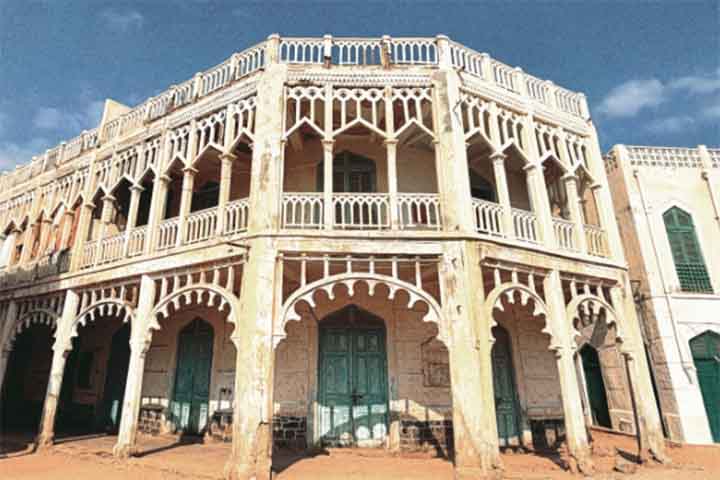 Posteriormente, sob a ocupação italiana, Massawa passou por um processo de modernização urbana que introduziu edifícios de estilo neoclássico e art déco. No entanto, a história recente da cidade é marcada pelas cicatrizes da longa guerra de independência da Eritreia contra a Etiópia. Em 1990, a Operação Fenkil libertou o porto após intensos bombardeios aéreos que causaram danos severos a monumentos históricos e infraestruturas civis.