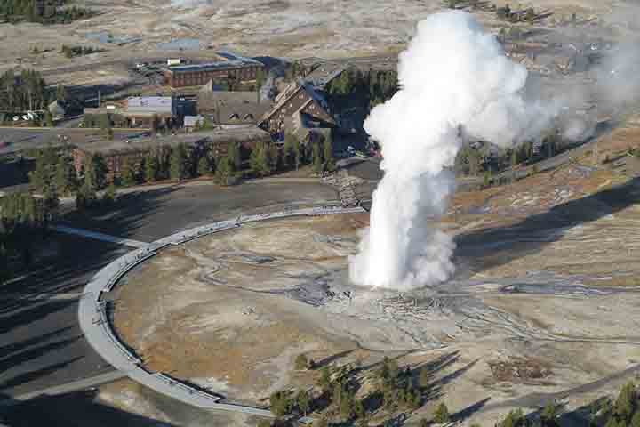 As colunas de água e vapor atingem entre 30 e 55 metros, com média de 40 a 42 metros, e são visíveis a até 120 pés de altura. Tal variação é estável ao longo da história, tornando o Old Faithful um dos gêiseres mais confiáveis em termos de altura. A visão impressiona tanto de perto quanto de longe, já que a névoa pode ser vista a centenas de metros.

