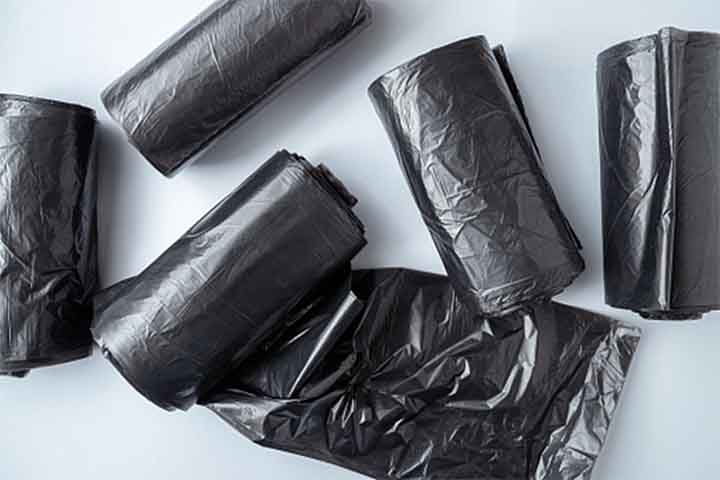 O PEBD (Polietileno de Baixa Densidade) aparece em sacolas plásticas, filmes e embalagens flexíveis, sendo leve e maleável. Apesar de útil, sua baixa densidade dificulta a reciclagem eficiente, conectando consumo rápido a resíduos persistentes. O uso consciente e substituição por materiais biodegradáveis são caminhos discutidos.