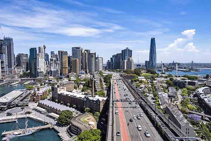 Com a ponte em funcionamento, Sidney expandiu-se rapidamente para o norte, integrando bairros e facilitando o transporte. Essa conexão impulsionou o desenvolvimento imobiliário e comercial, transformando a cidade em um polo dinâmico.