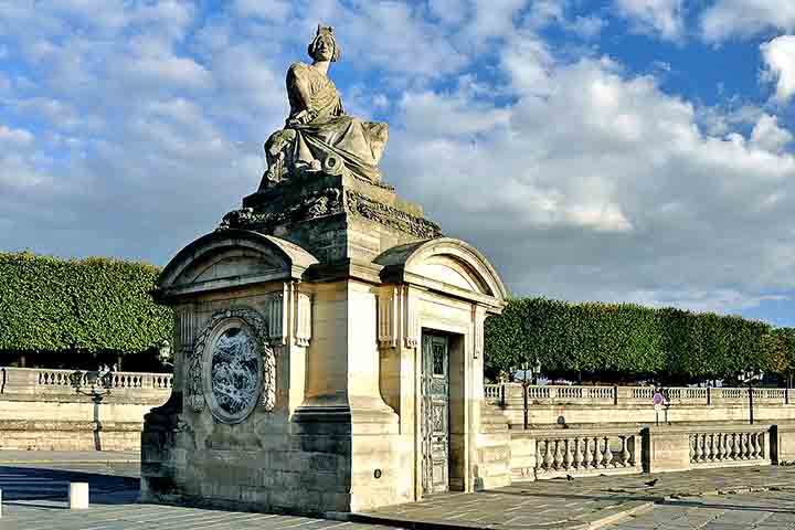 A Praça da Concórdia é cercada por estátuas que representam cidades francesas importantes, cada uma com detalhes artísticos próprios. A saber, Brest, Ruão, Lyon, Marselha, Bordeaux, Nantes, Lille e Estrasburgo. Essas esculturas simbolizam a diversidade e a força da nação, reforçando o caráter nacional do espaço. O conjunto artístico valoriza a identidade francesa e enriquece a experiência dos visitantes.
