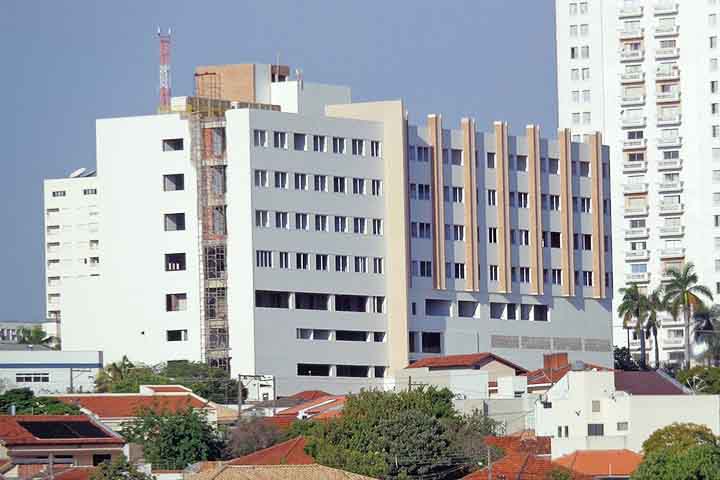 Na área da saúde, Presidente Prudente é referência regional com unidades como o Hospital Regional de Presidente Prudente e o Hospital Estadual Dr. Odilo Antunes de Siqueira, além de clínicas e centros especializados.
